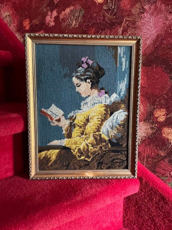 Geborduurd schilderij meisje met het boek