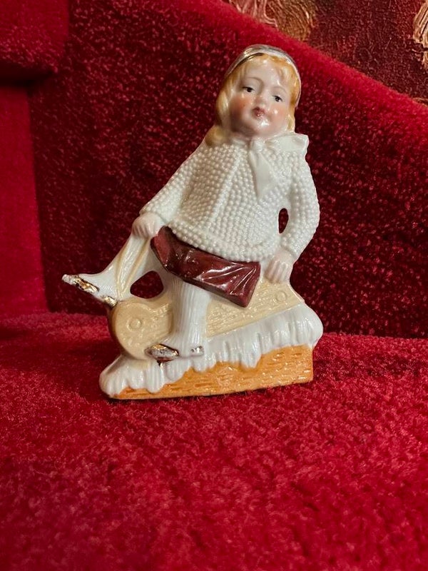 Antiek Bisque Porseleinen Beeldje – Meisje op Slee (Jaren 1920/1930)