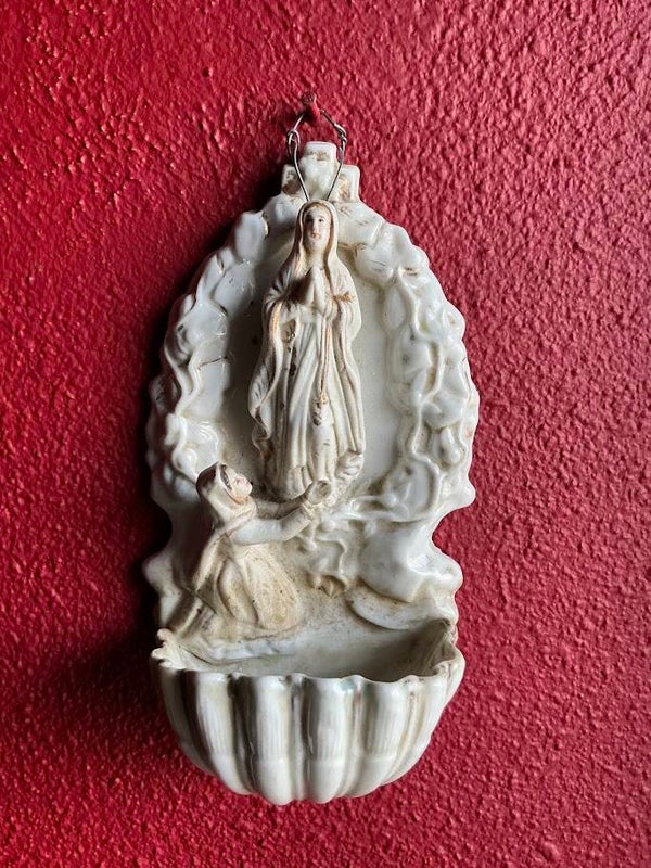 Antiek Frans Wijwatervaatje – Bernadette bij Maria in Lourdes (Jaren ’20/’30)