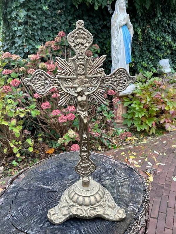 Antiek Frans koperen kruisbeeld met corpus – rijk bewerkt – jaren 20/30 – Franse Ardennen