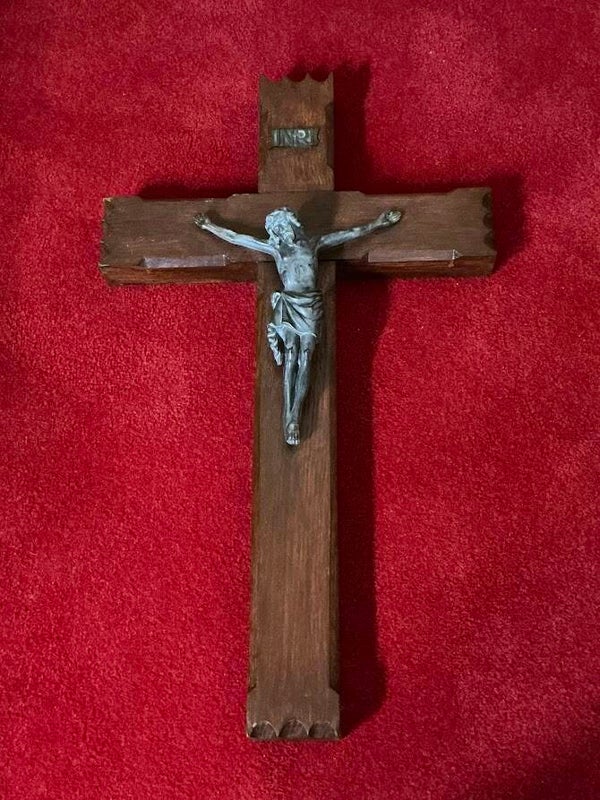 Groot antiek houten kruisbeeld – tinnen corpus – Franse Ardennen – jaren 20/30 – kloosterkapel