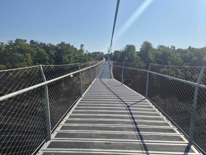 Foto bovenop de Passerelle van Caestert, deze spectaculaire hangbrug is niet alleen de langste, maar ook de hoogste hangbrug van de Benelux