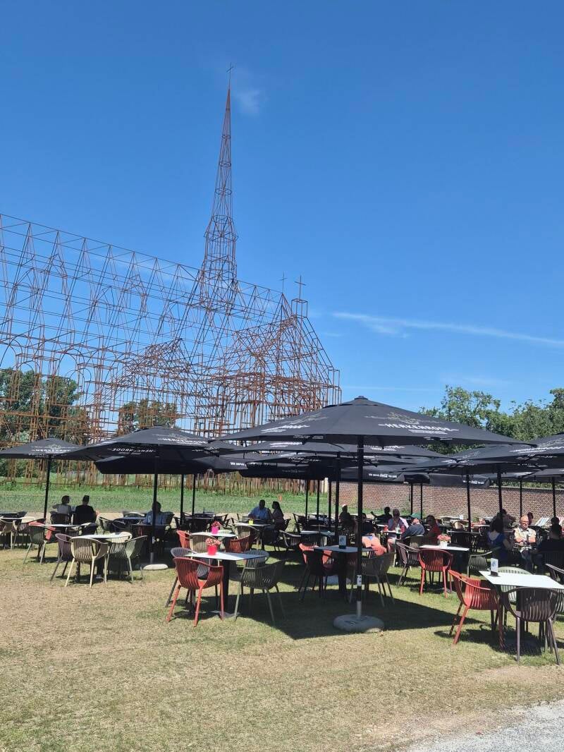 Zicht op het terras van taverne Paardenstallen op de abdijsite van herckenrode