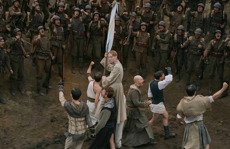 Een scène uit Coward, de nieuwste film van de Belgische regisseur Lukas Dhont.  Je ziet 7 mannen die een show opvoeren om de soldaten aan het front te entertainen