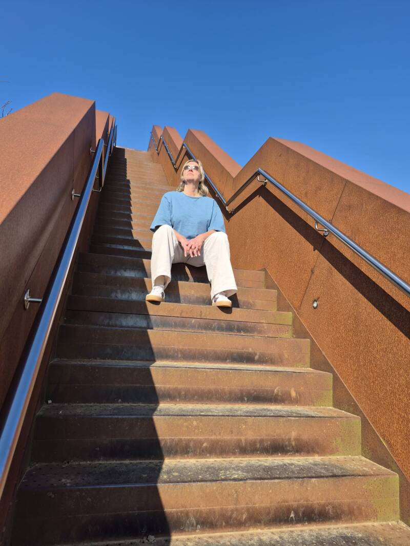 vrouw op de Vlooybergtoren in Tielt-Winge