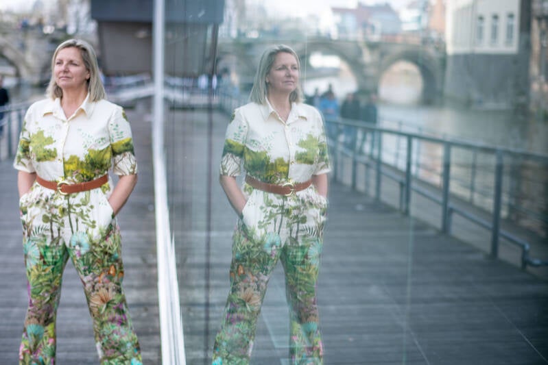 Zelfverzekerde vrouw in een jumpsuit