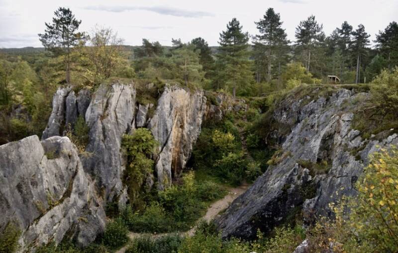 Uitzicht op de kloof van Fondry des Chiens in Wallonië  tijdens wandeling