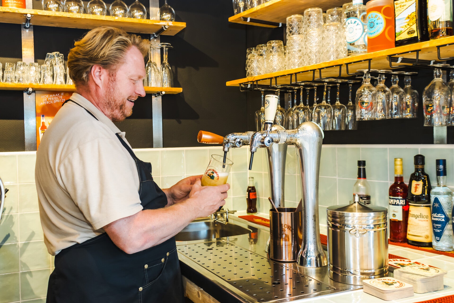 Geertjan tapt een Italiaans biertje in de Cantina van MangiApe.