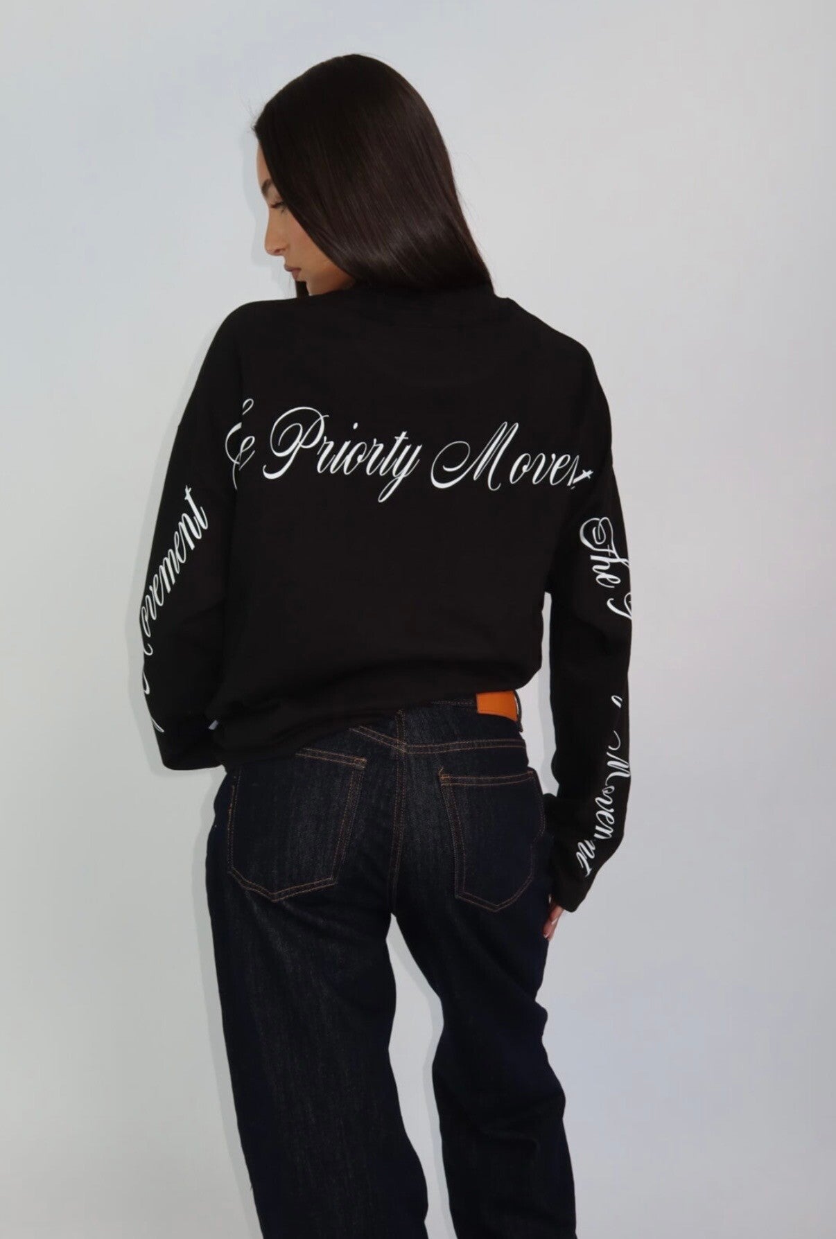 Pre order PRIORITY LONGSLEEVE ‘THE PRIORITY MOVEMENT’ – ZWART