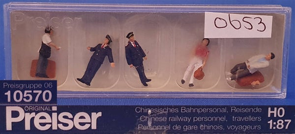Preiser 10570 - Chinees spoorwegpersoneel met reizigers (0653)