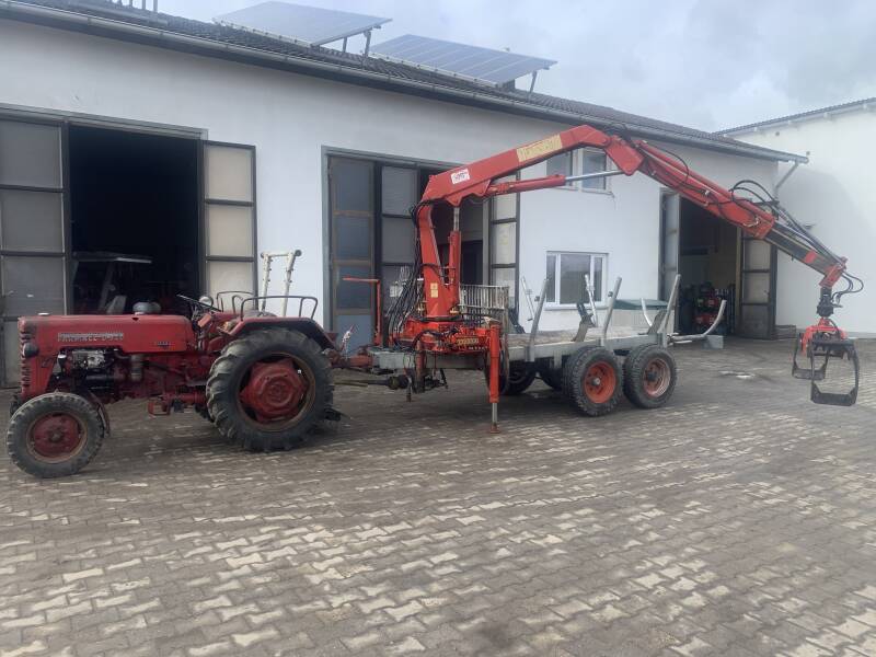 McCormick Traktor mit Rückewagen