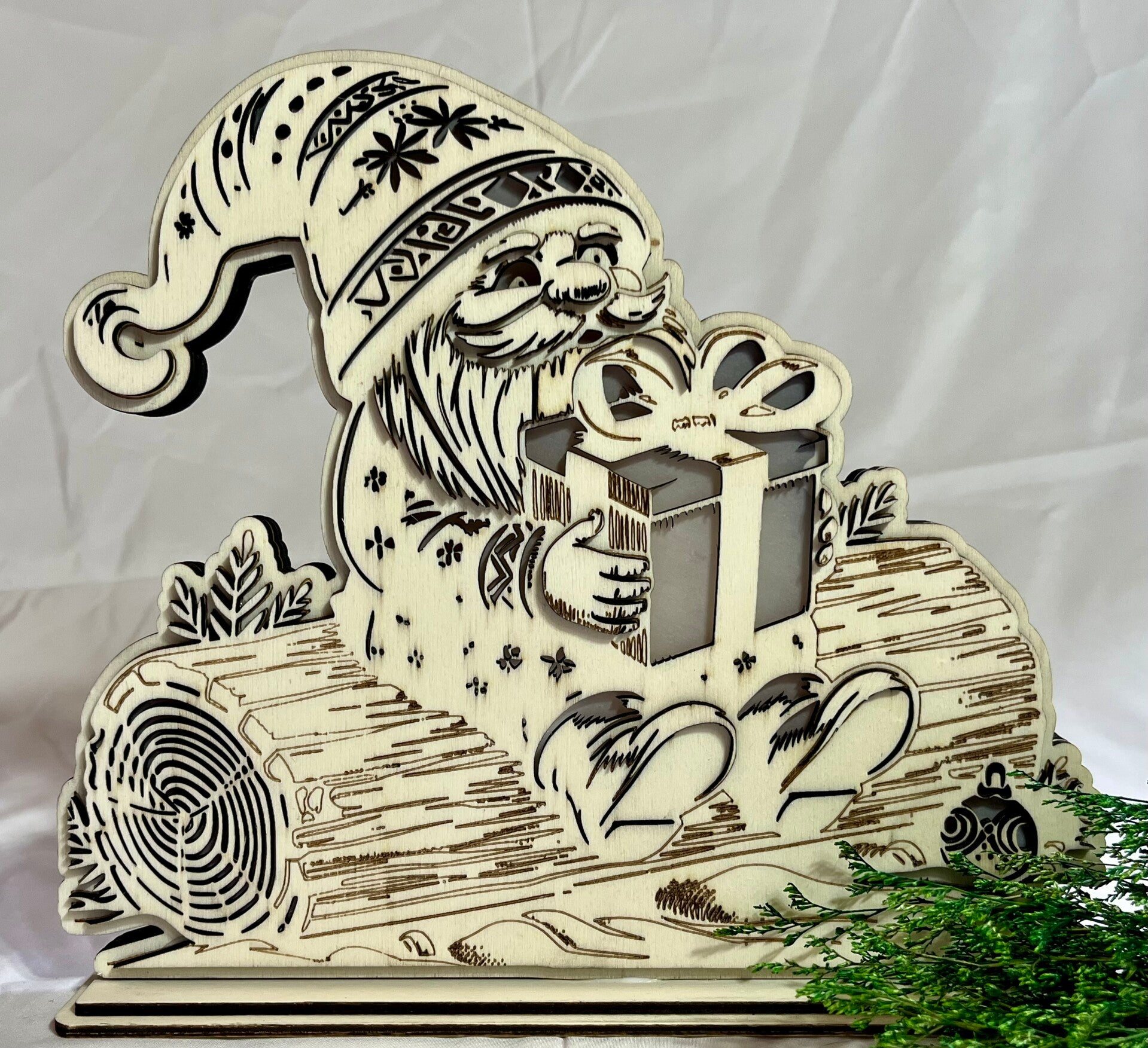 Datei Wichtel mit Holzstamm