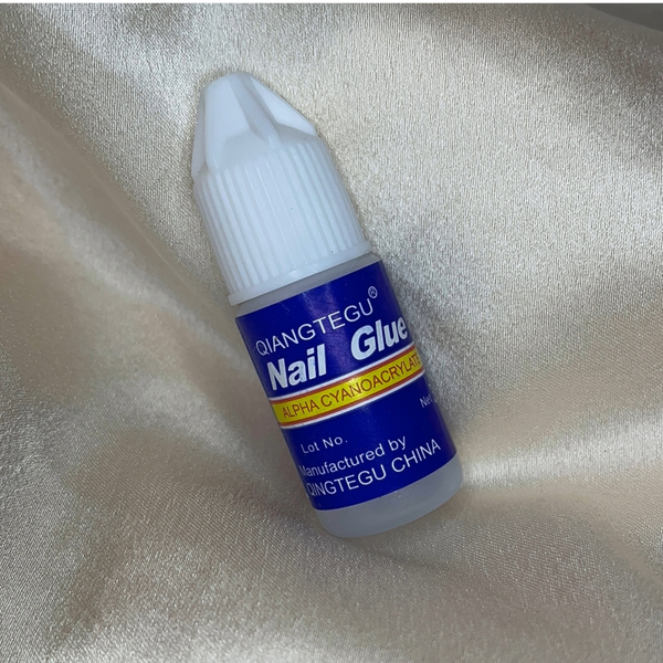 Colle à faux ongles