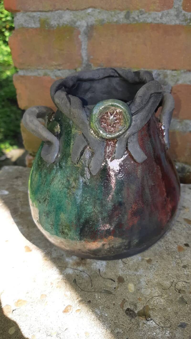 Sierpotje 16 cm hoog. 14 cm breed. Raku gestookt