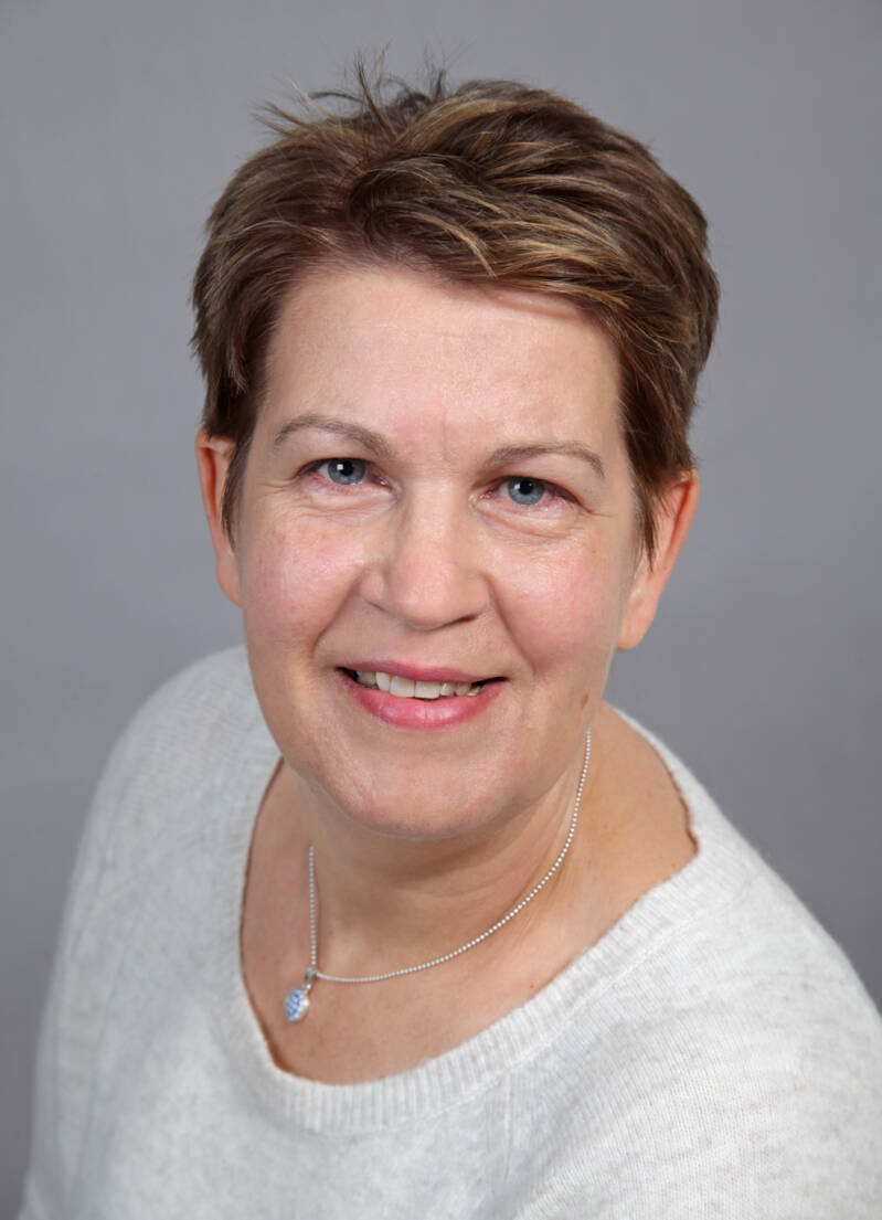 Anja Eisele – Keramikkünstlerin von der Schwäbischen Alb. Handgefertigte, frostfeste Gartenkeramik und Dekorationsstücke für Haus und Garten. Einzigartige Unikate mit natürlicher Inspiration und viel Leidenschaft.