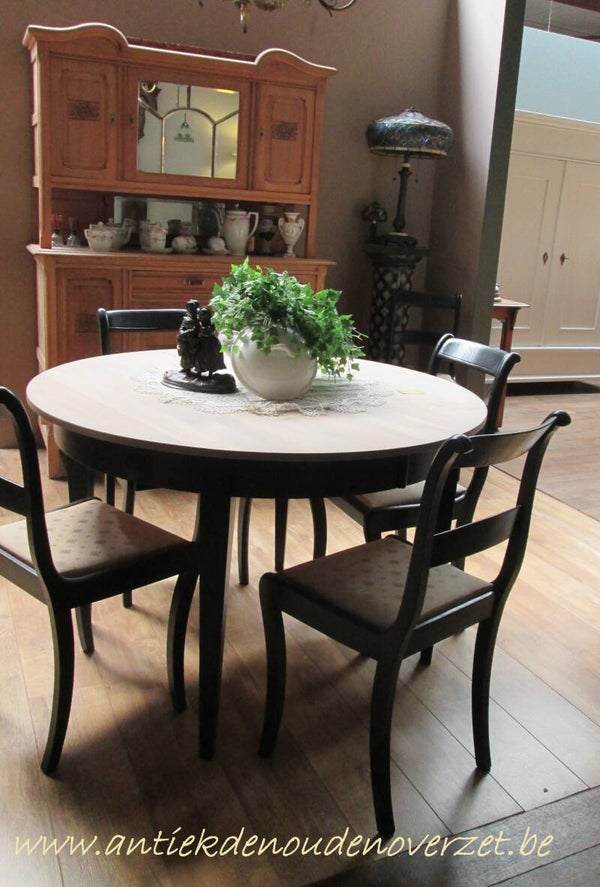 Ronde tafel en zes stoelen