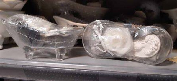 Badje in glas, gevuld "Marquise" en "Roses"
