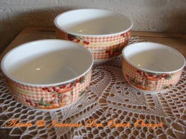 Set van drie porseleinen kommetjes, Orval
