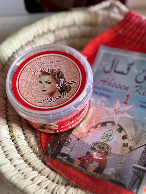 Sapone nero al Aker fassi con guanto scrub