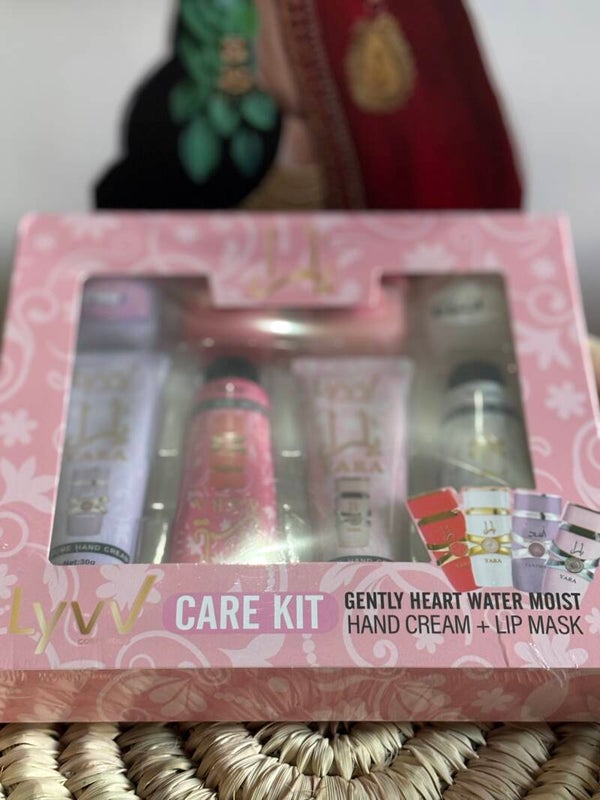 Box idea regalo 4 balsamo labbra e 4 crema mani Yara