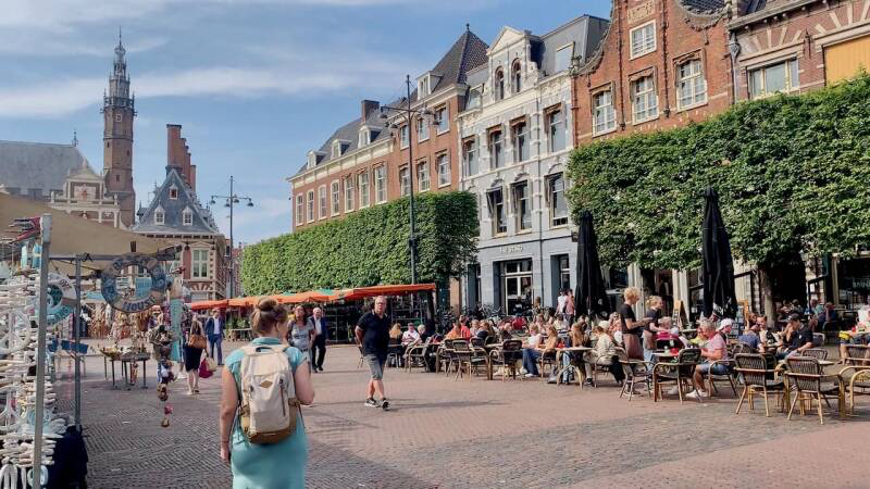 Local guide leading a walking tour through Haarlem’s hofjes and historic center