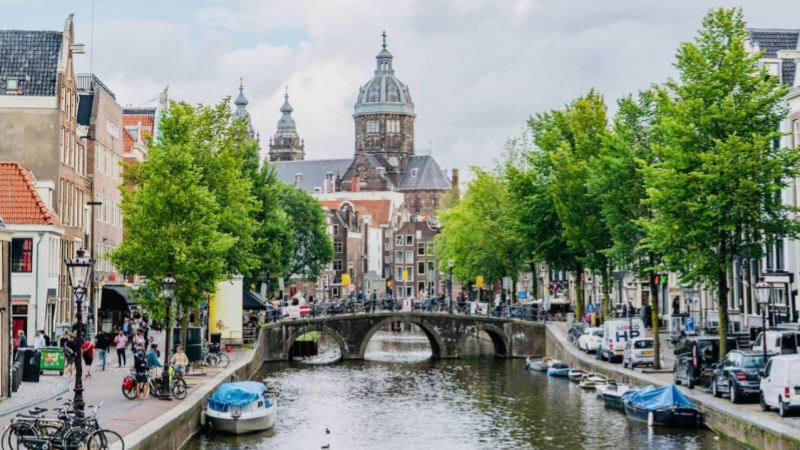 2. Private walking tour exploring Amsterdam’s neighborhoods and hidden courtyards 