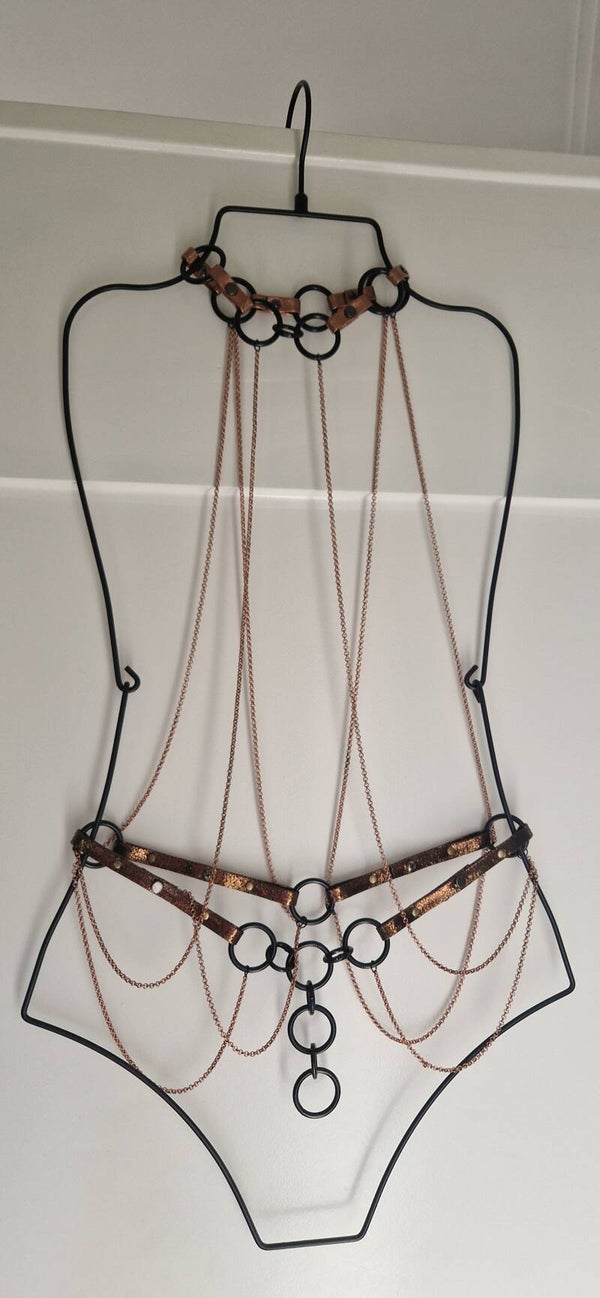 ✨KinkFrame ✨ Jouw harnas verdient meer dan een lade.