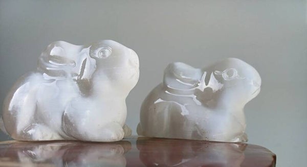 Satijnspaat / seleniet carving (konijn)