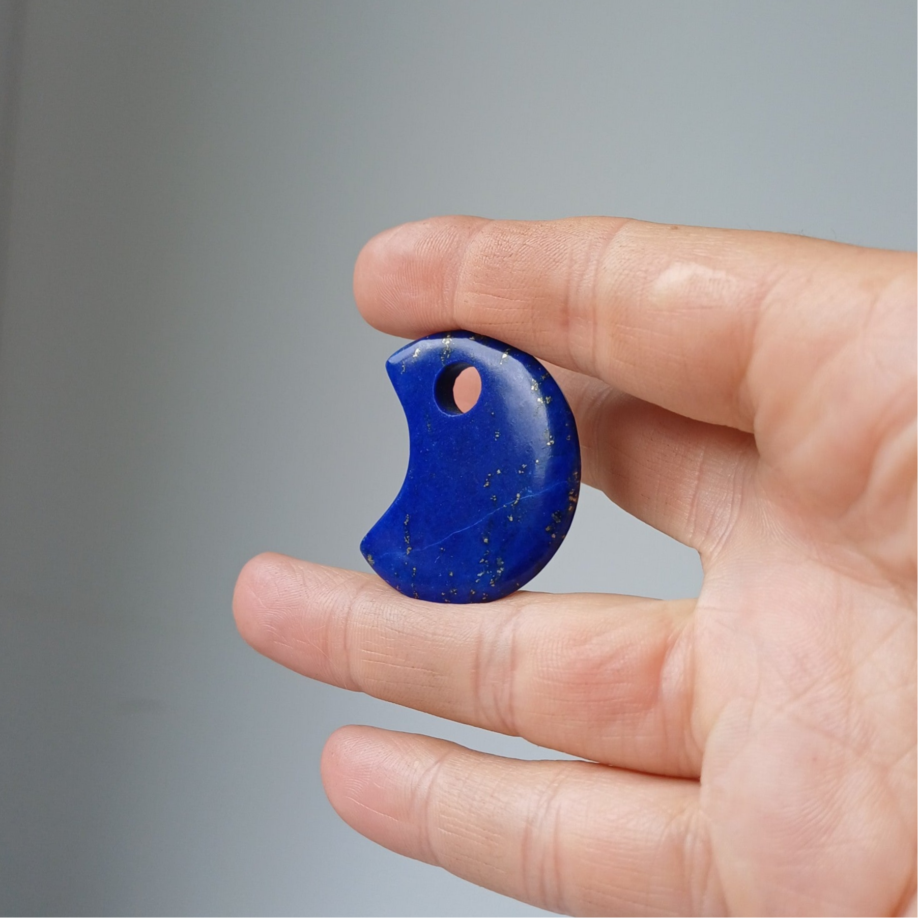 Lapis lazuli doorboorde maan hanger