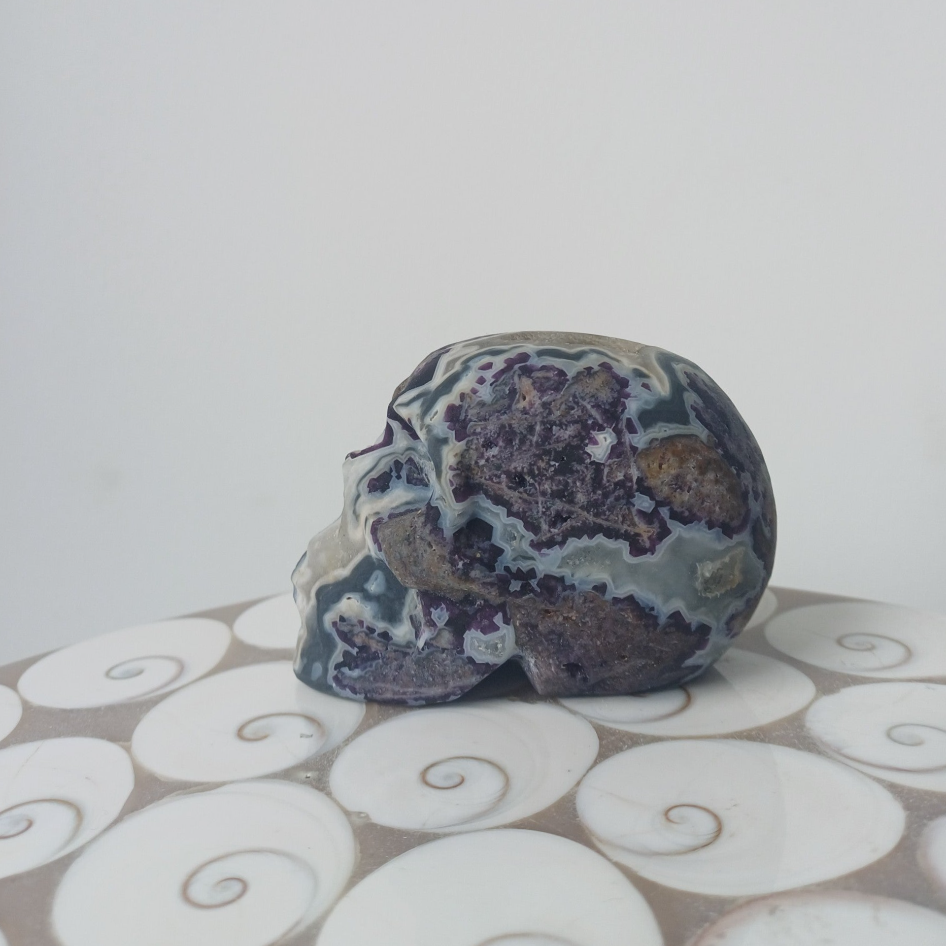 Gecombineerde fluoriet carving (Skull) met druzy