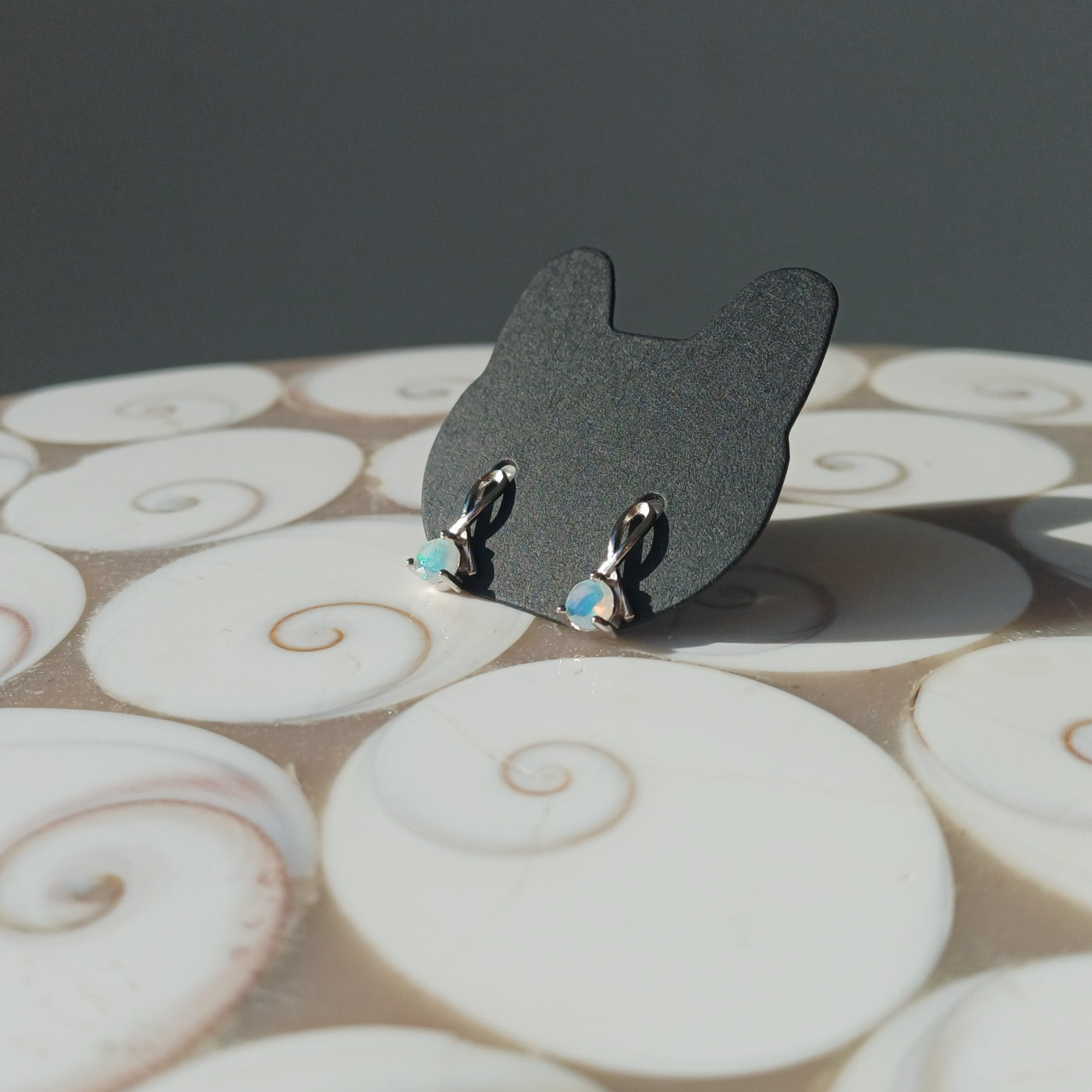 Zilveren opaal oorknopjes (s925)