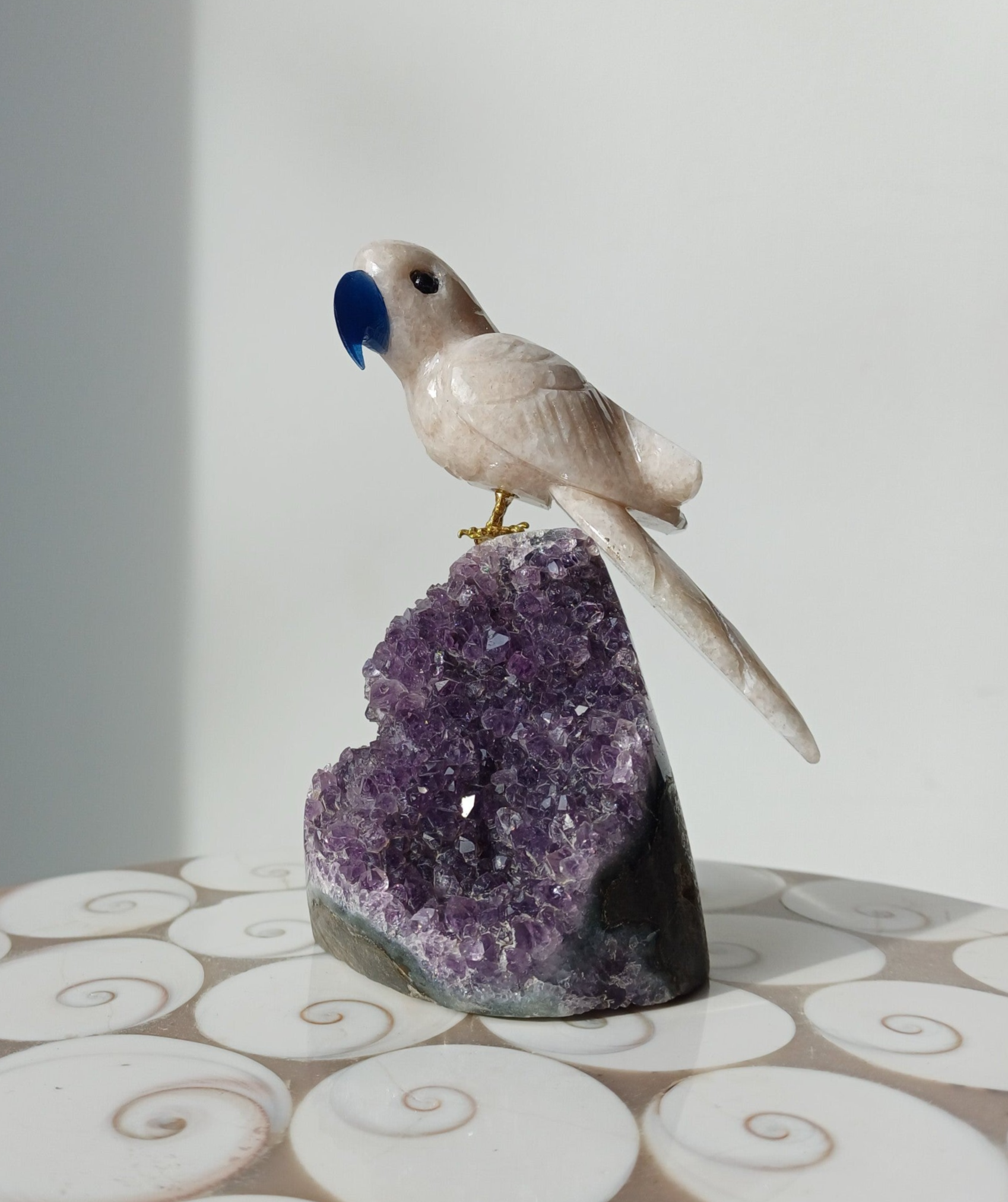 Amethist cut base met jaspis papegaai