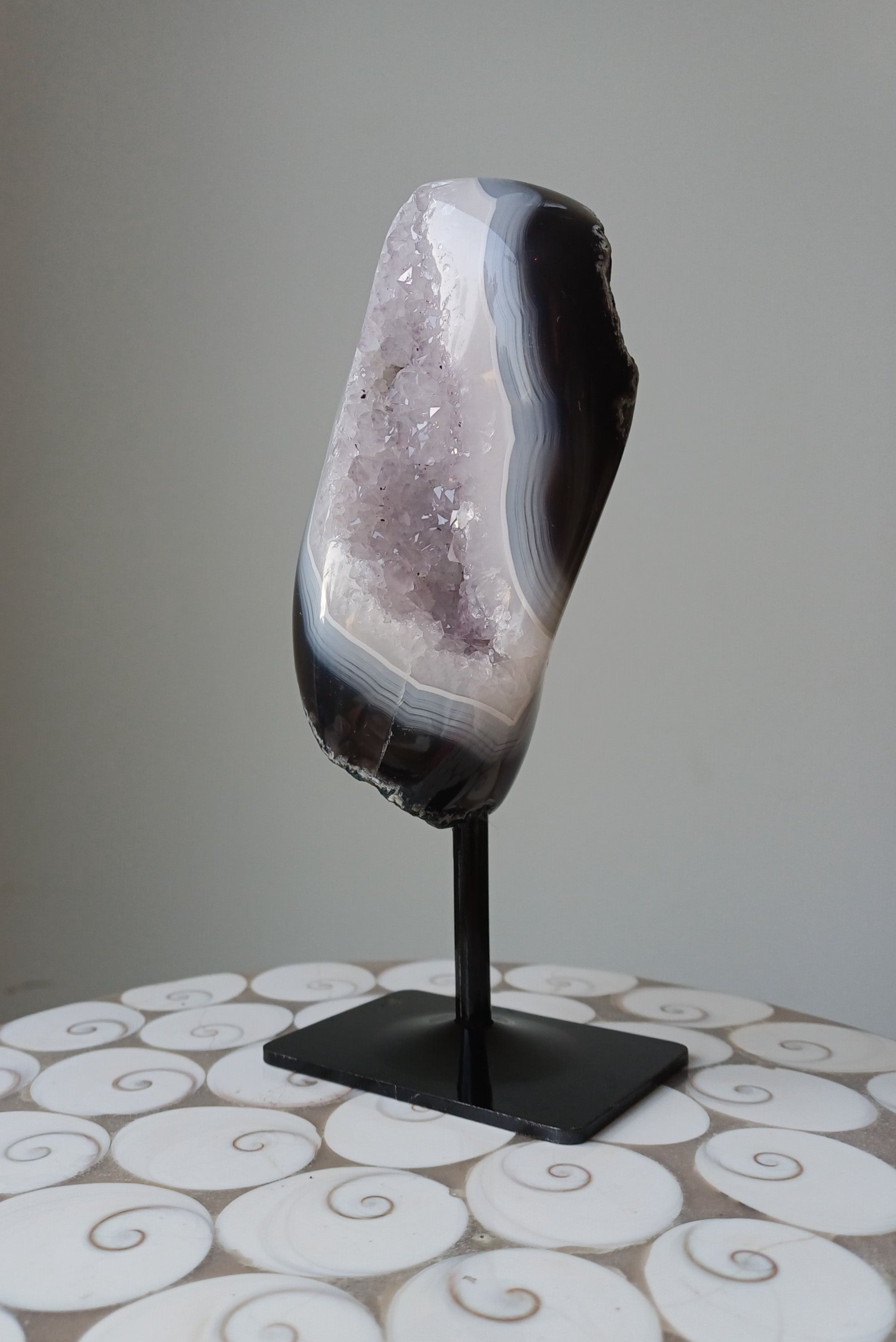 Agaat met amethist op zwarte standaard