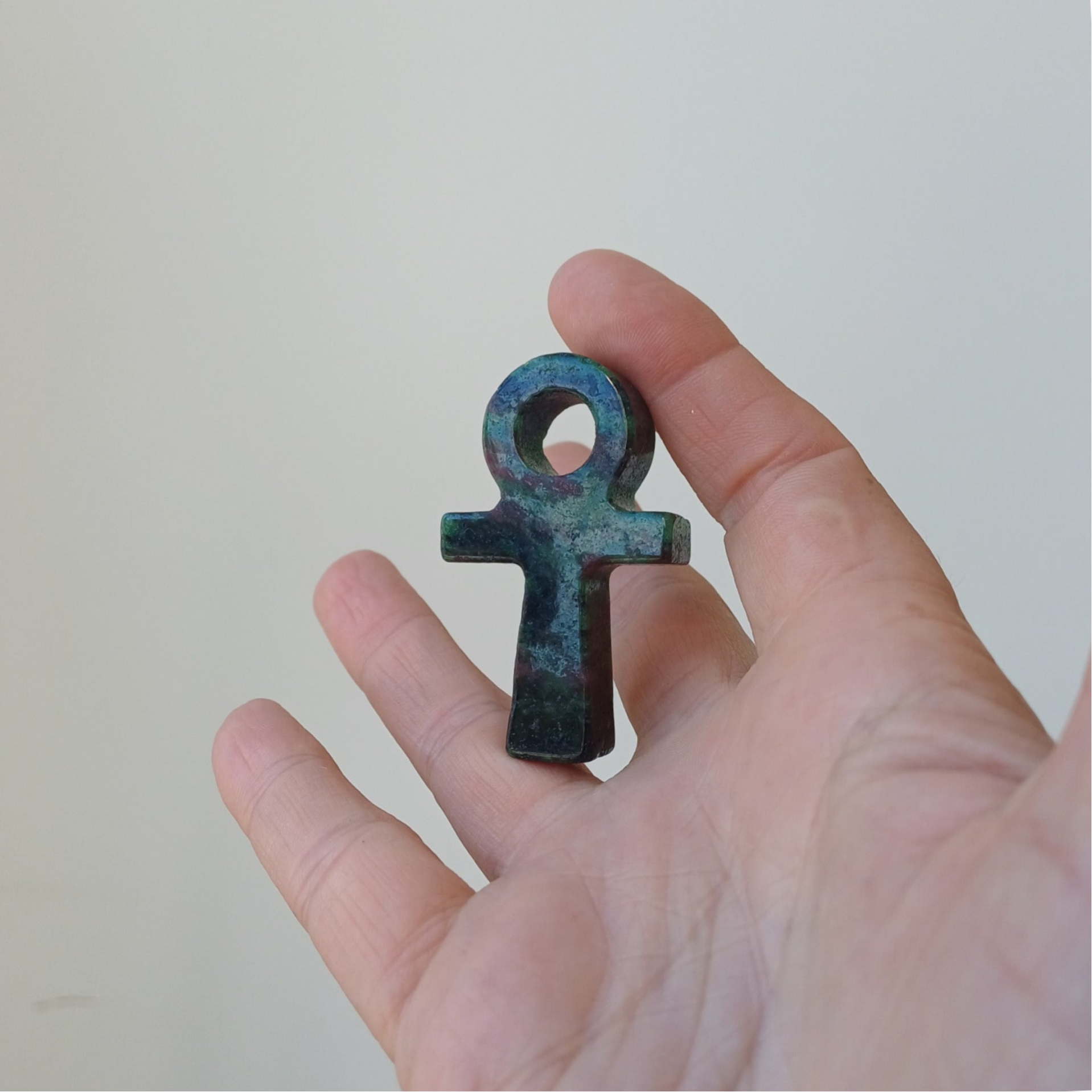 Robijn in zoisiet carving (Ankh)