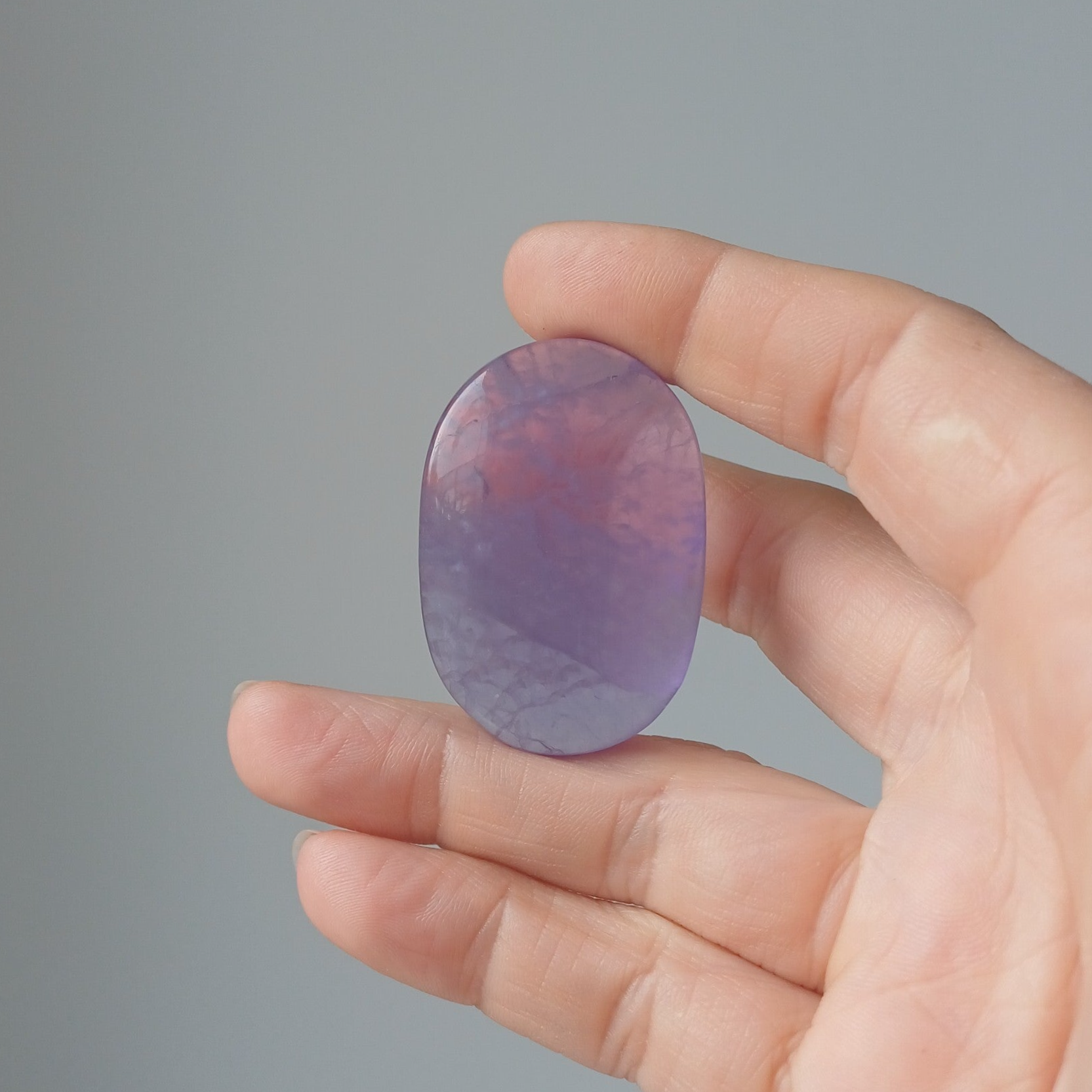 Paarse fluoriet handsteen