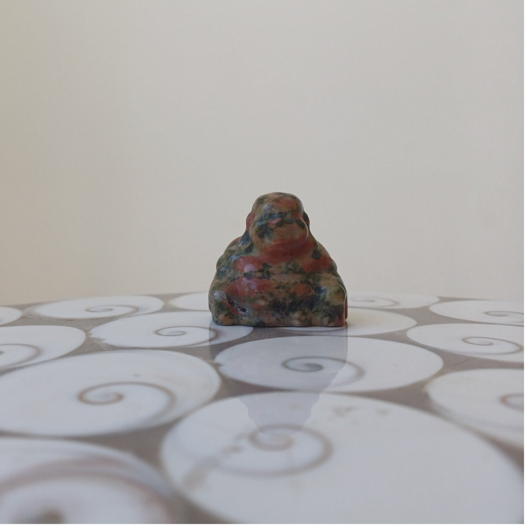 Unakiet carving (lachende Boeddha)