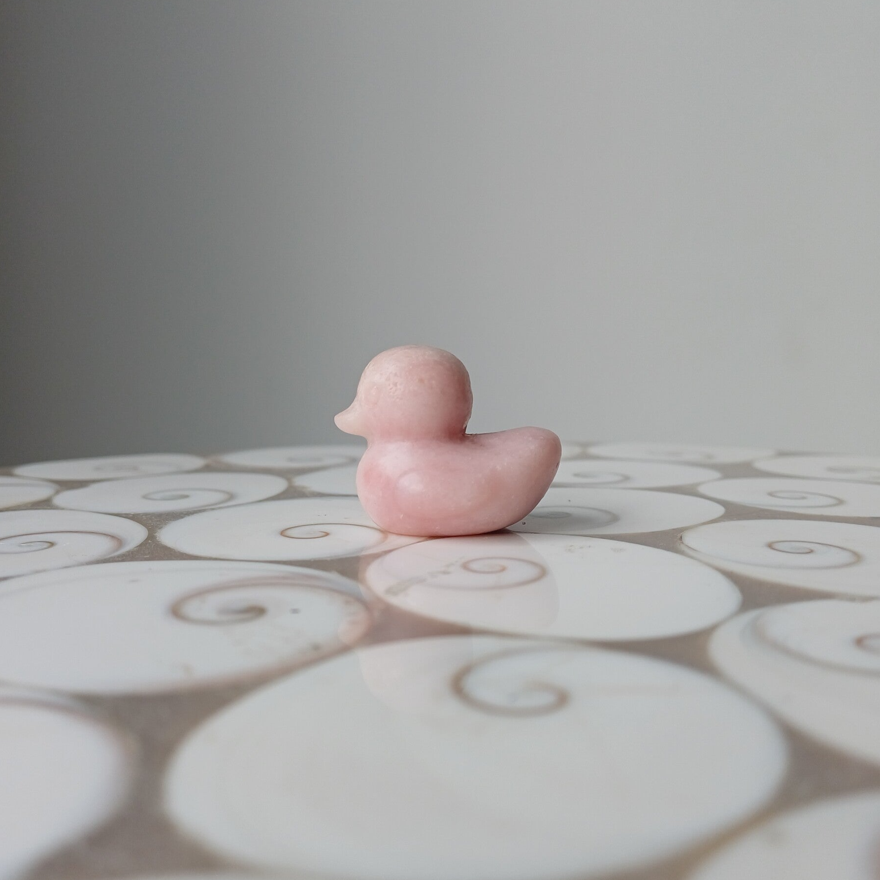 Roze opaal carving (eendje)