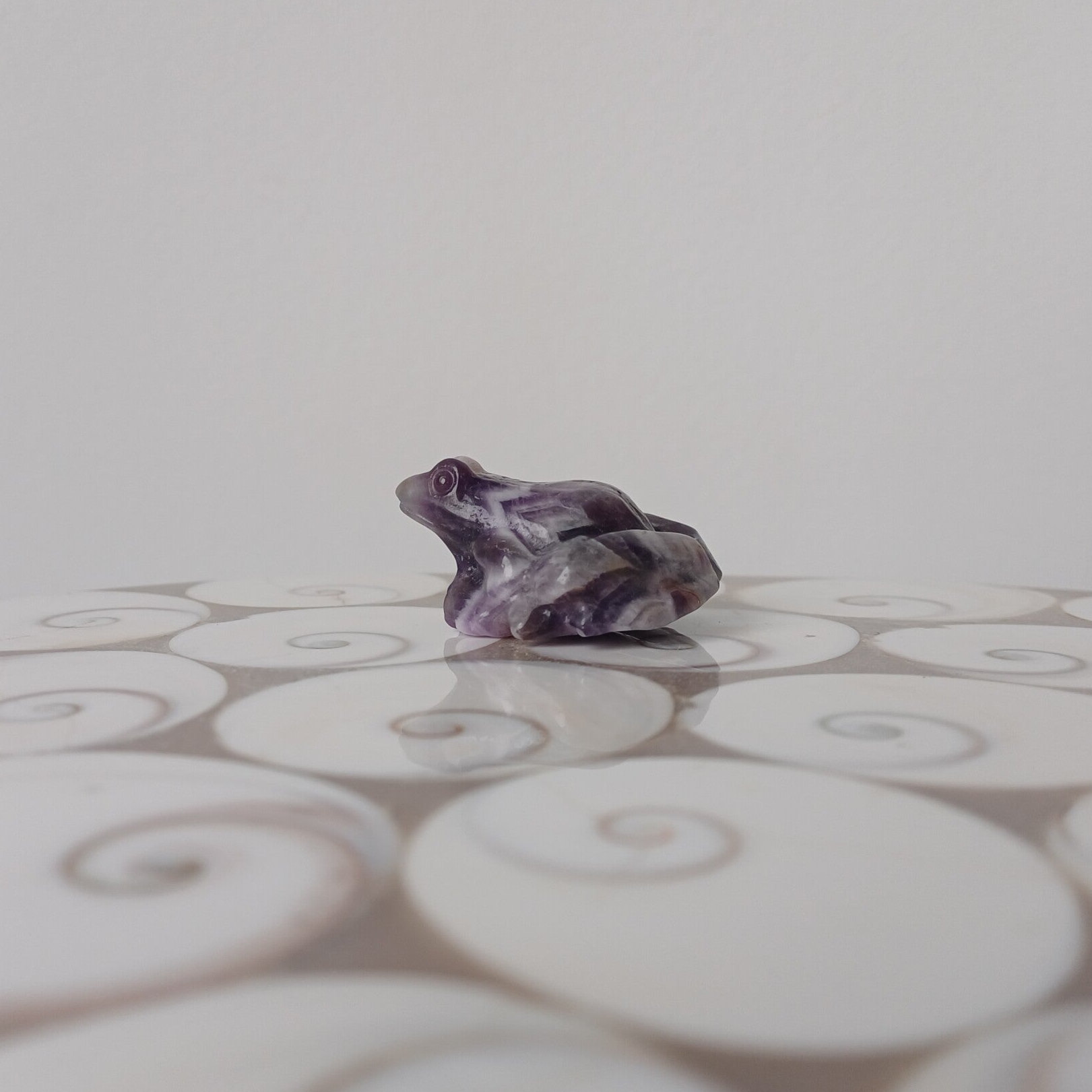 Chevron amethist carving (kikker)