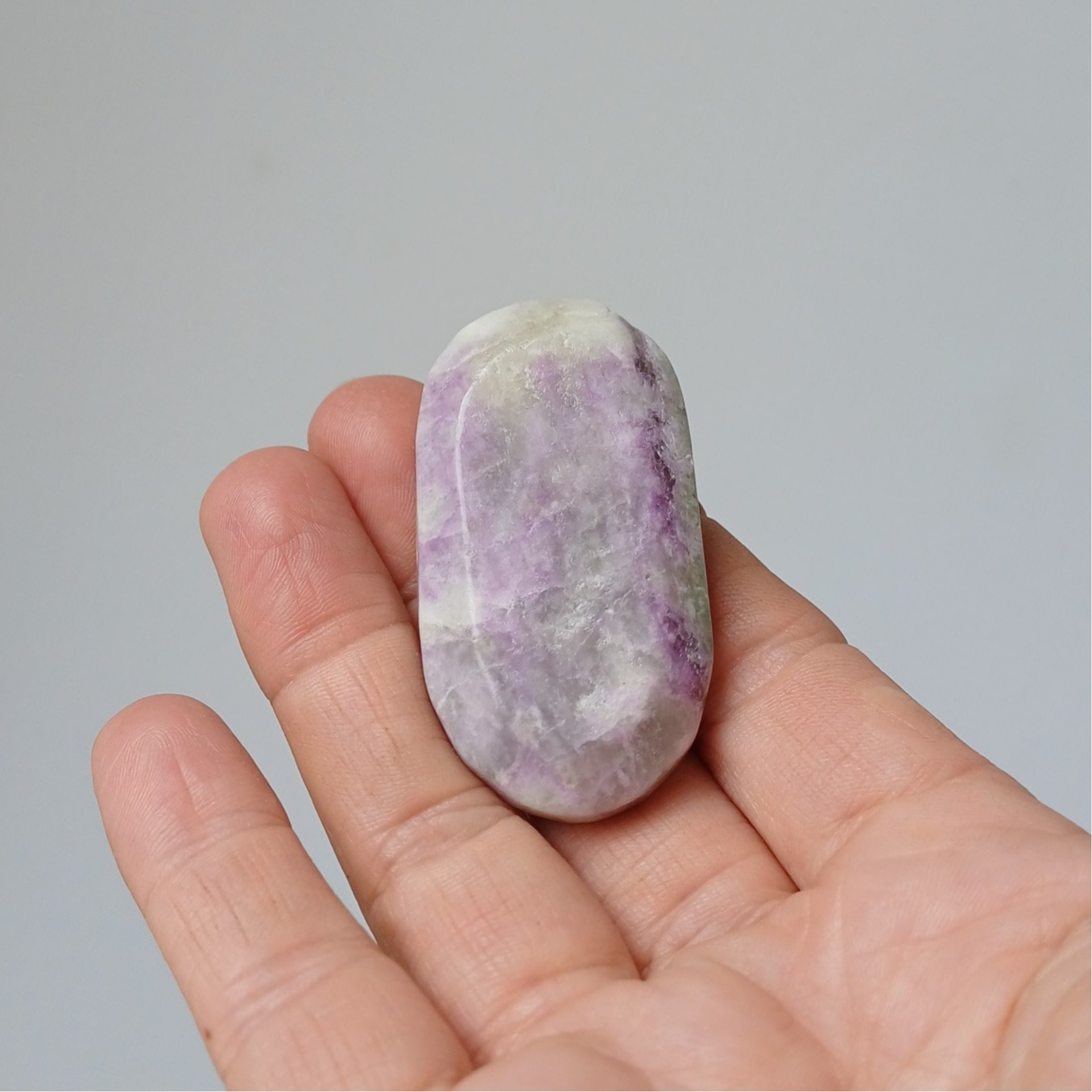 Hackmaniet handsteen met uv-reactie