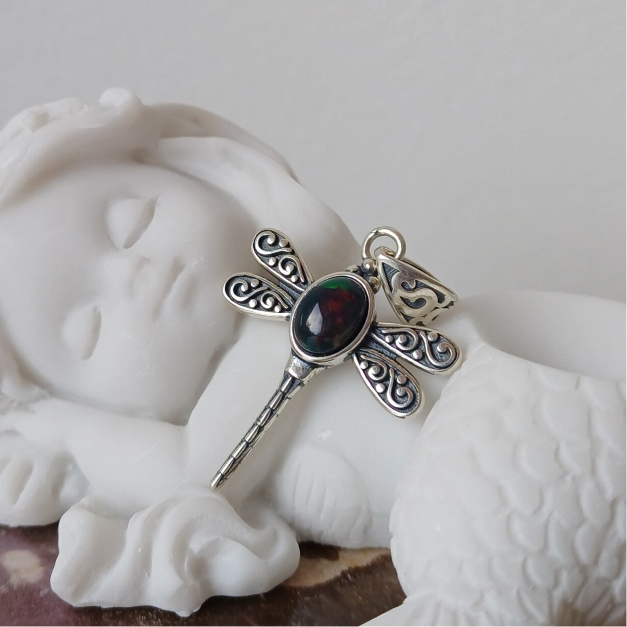 Zwarte opaal libelle hanger (s925)