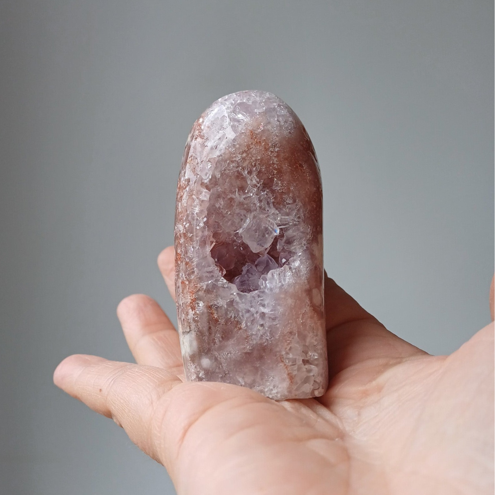 Roze amethist sculptuur met druzy's