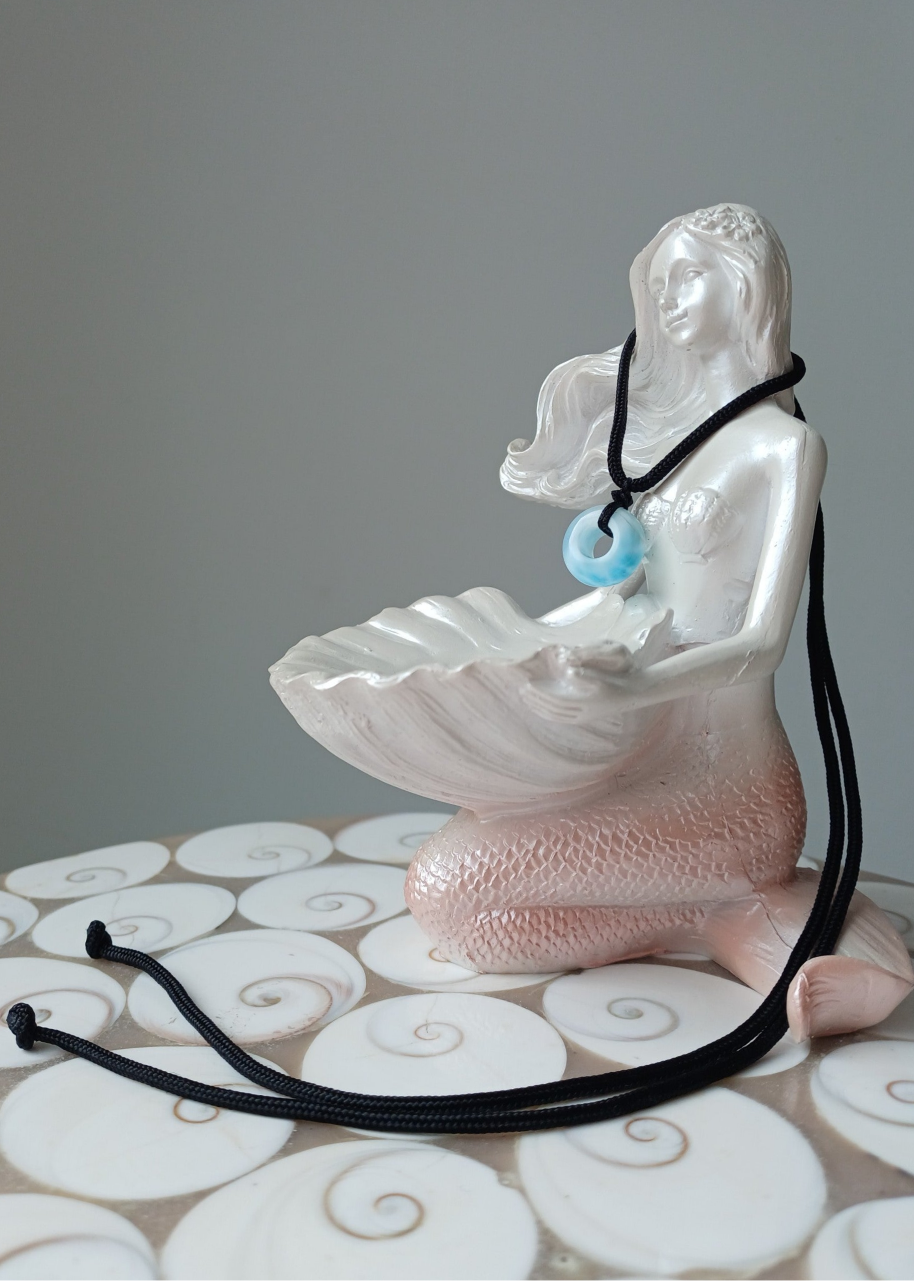 Ronde Larimar hanger incl. zwart verstelbaar koord