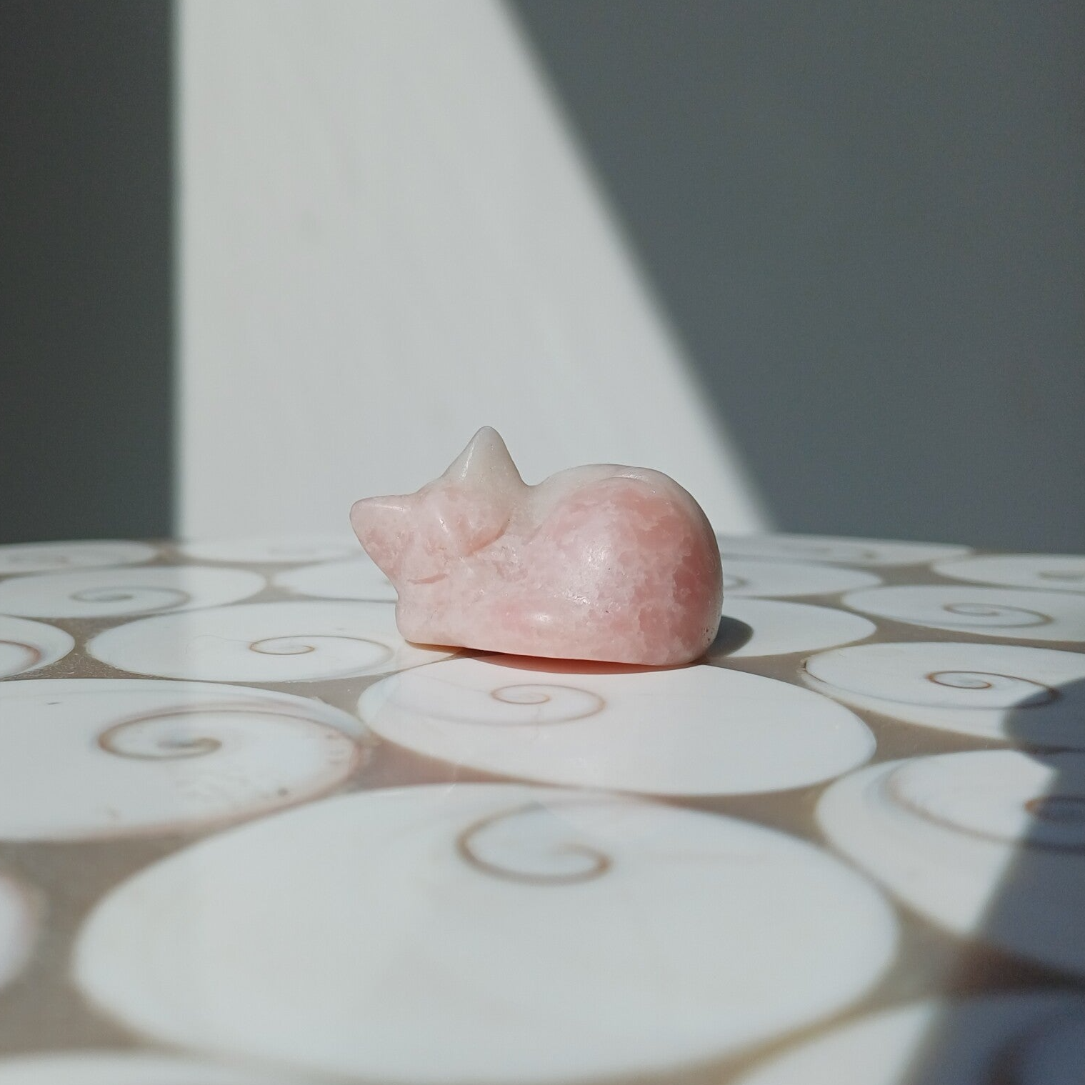 Roze opaal carving (slapende kat)