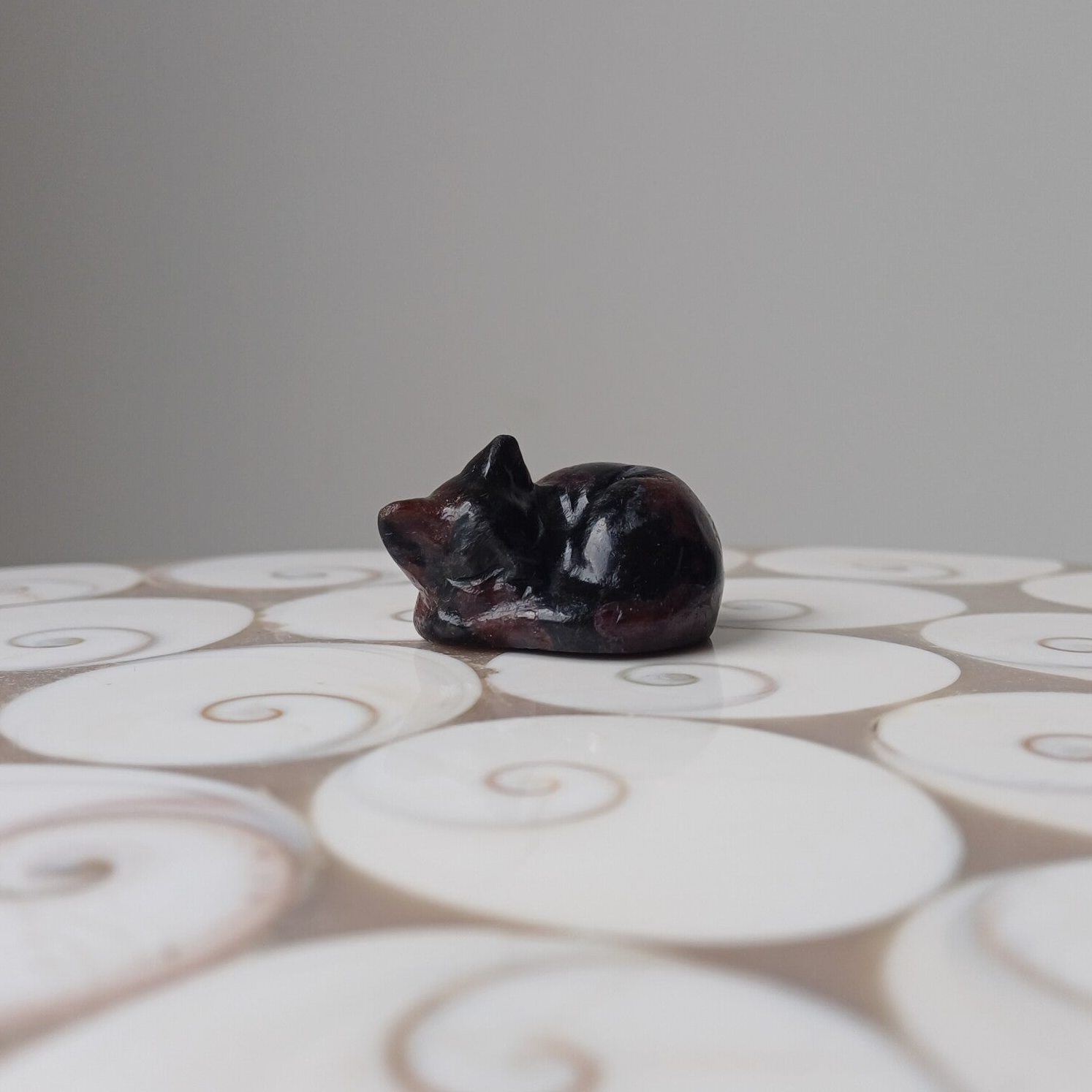 Granaat in arfvedsoniet carving (slapende kat)