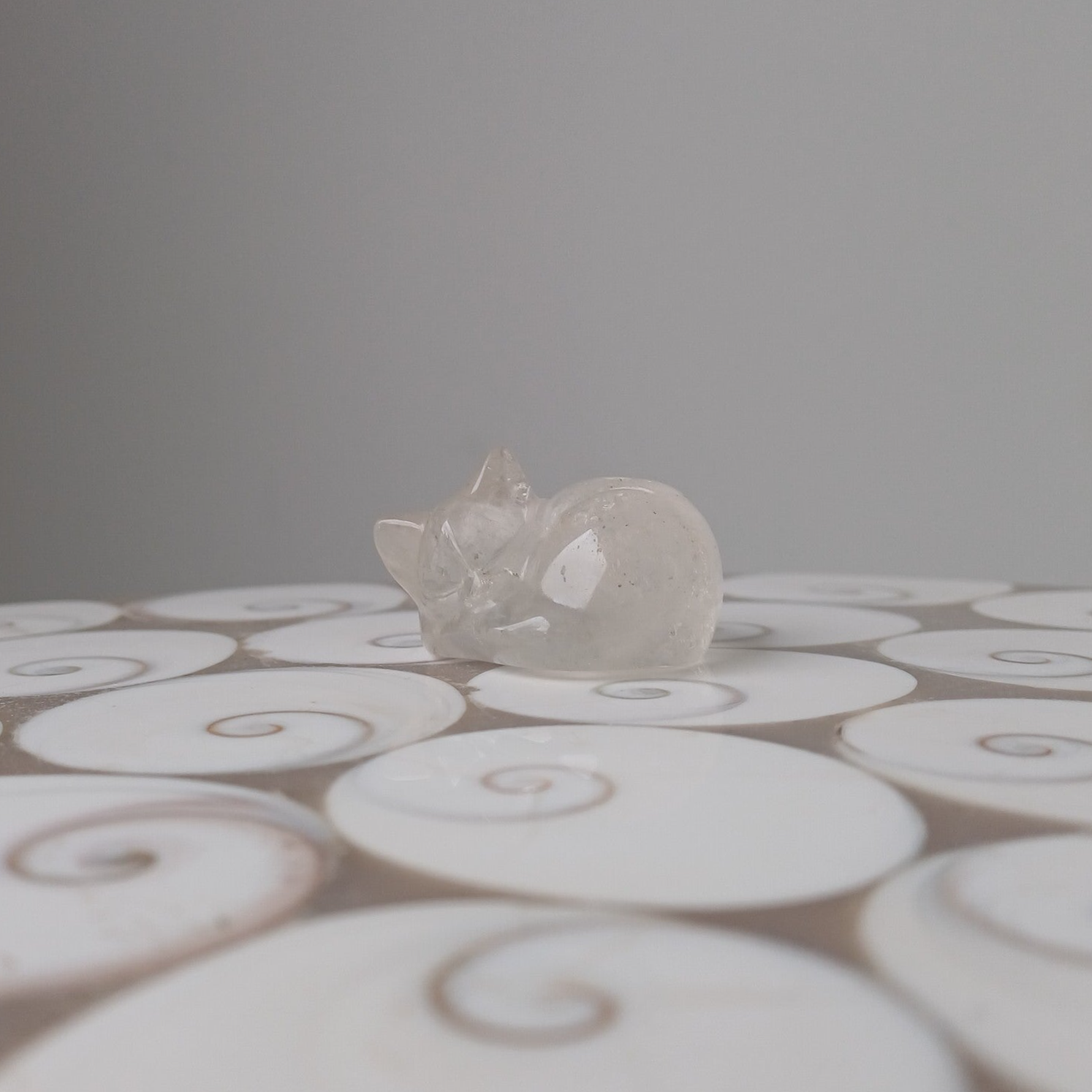 Bergkristal carving (slapende kat)