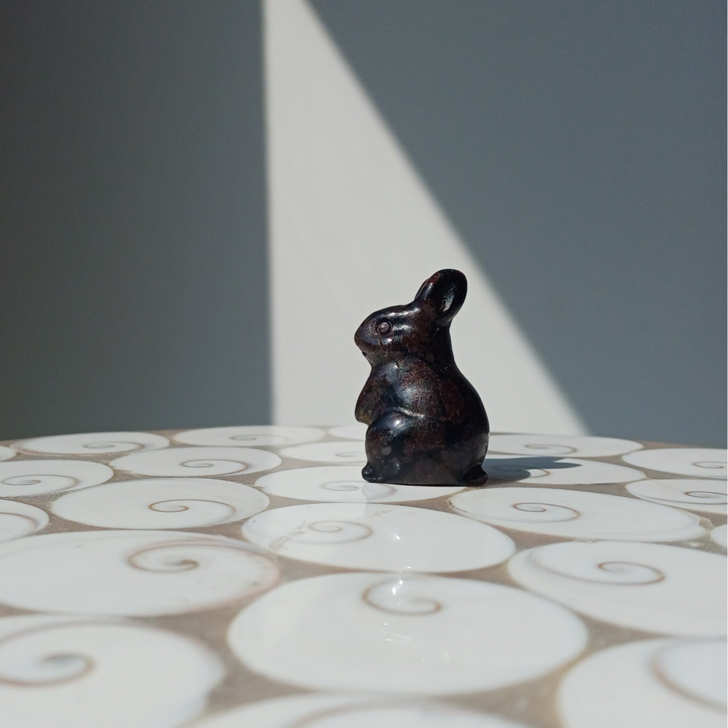 Granaat in arfvedsoniet carving (konijn)