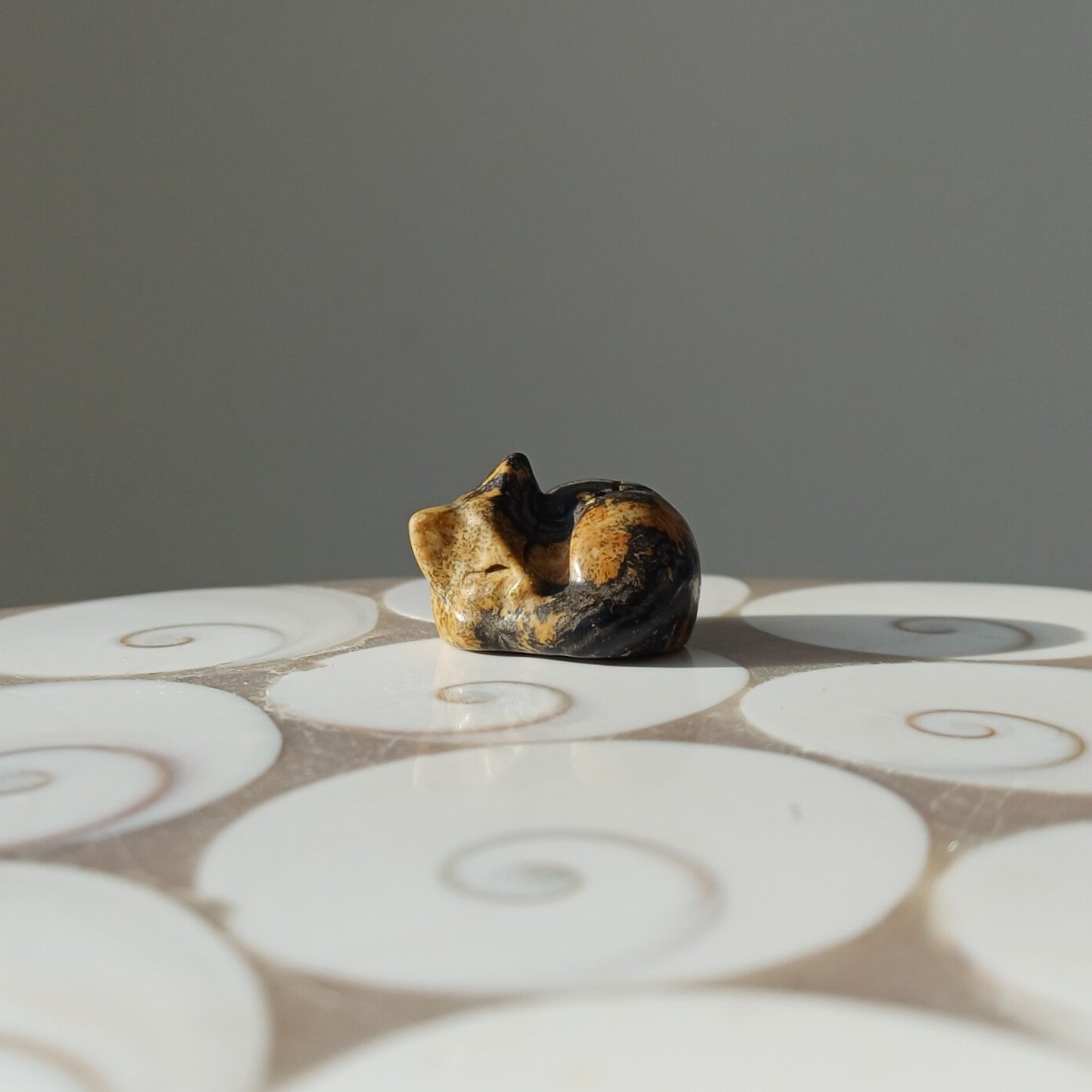 Pietersiet slapende kat carving