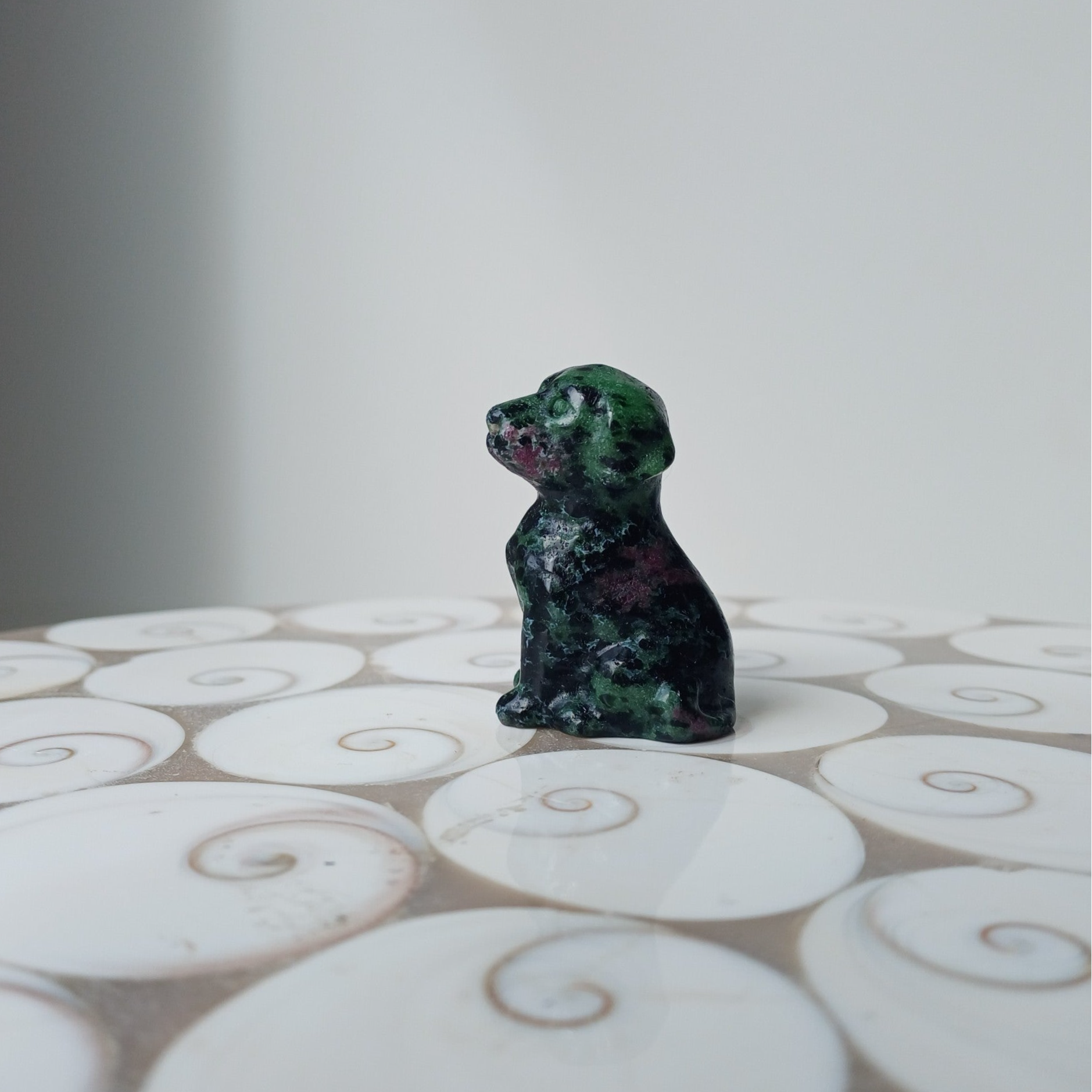 Robijn in zoisiet carving (hond)