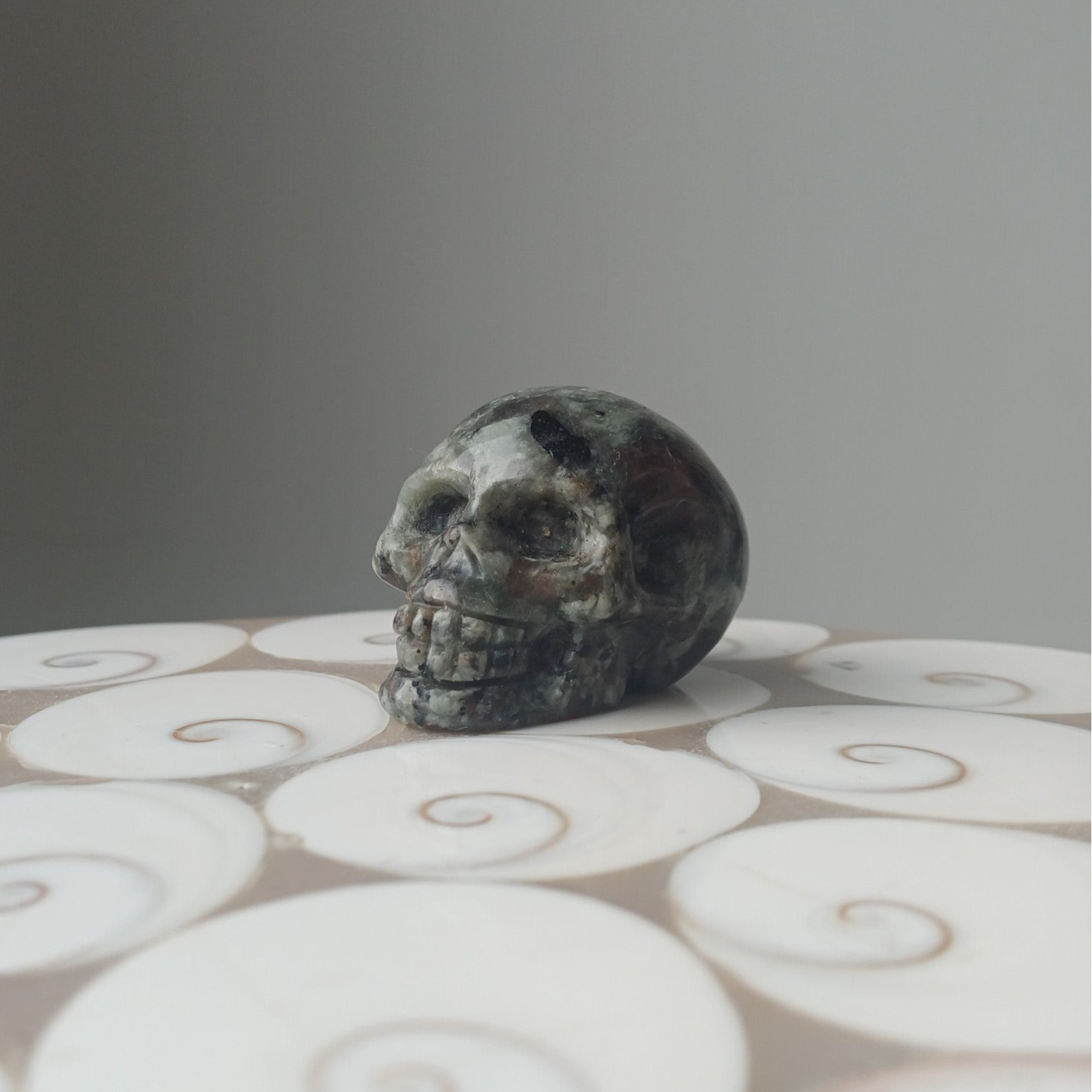 Syeniet met sodaliet (Yooperlite) carving (skull) met uv-reactie