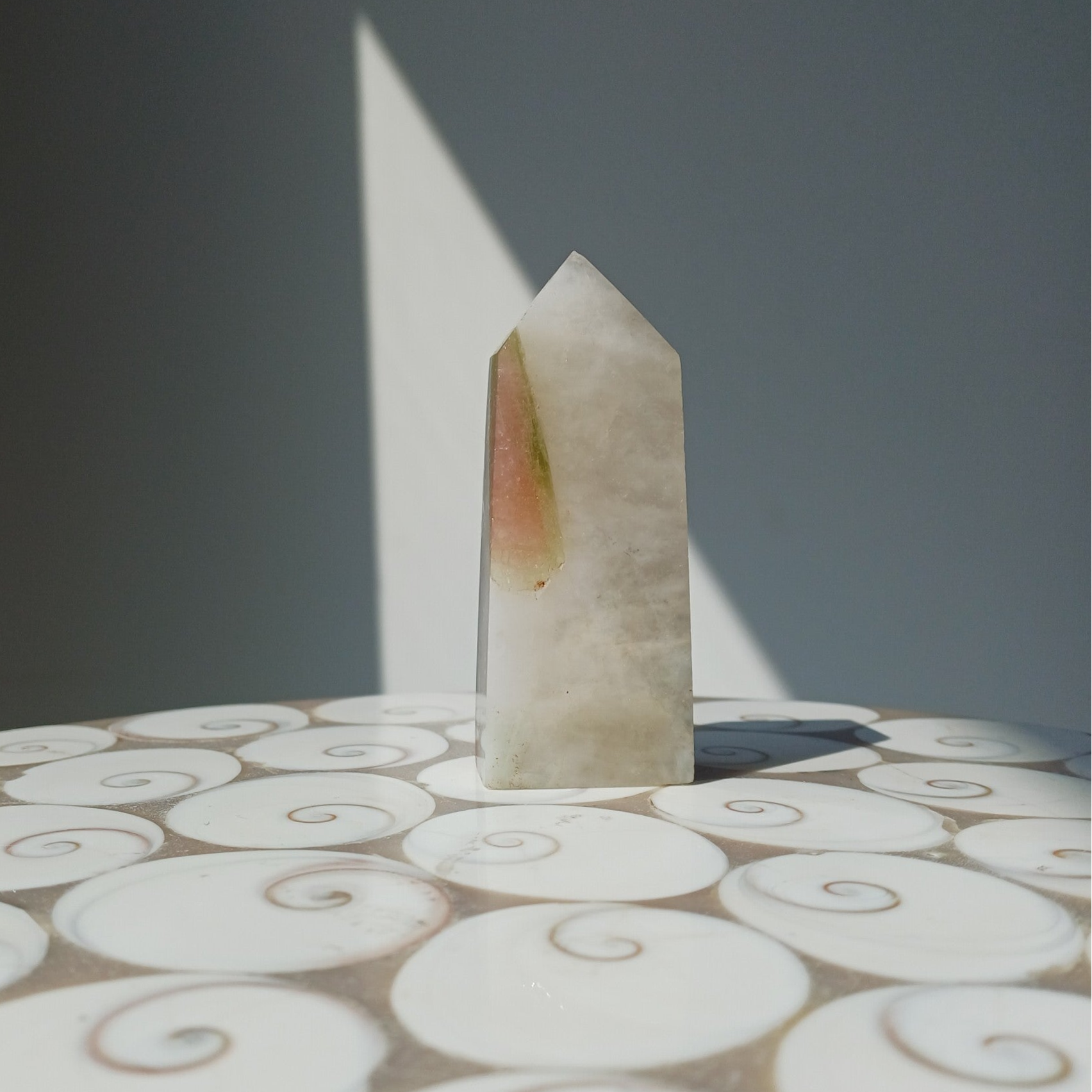 Roze en groene toermalijn in kwarts toren